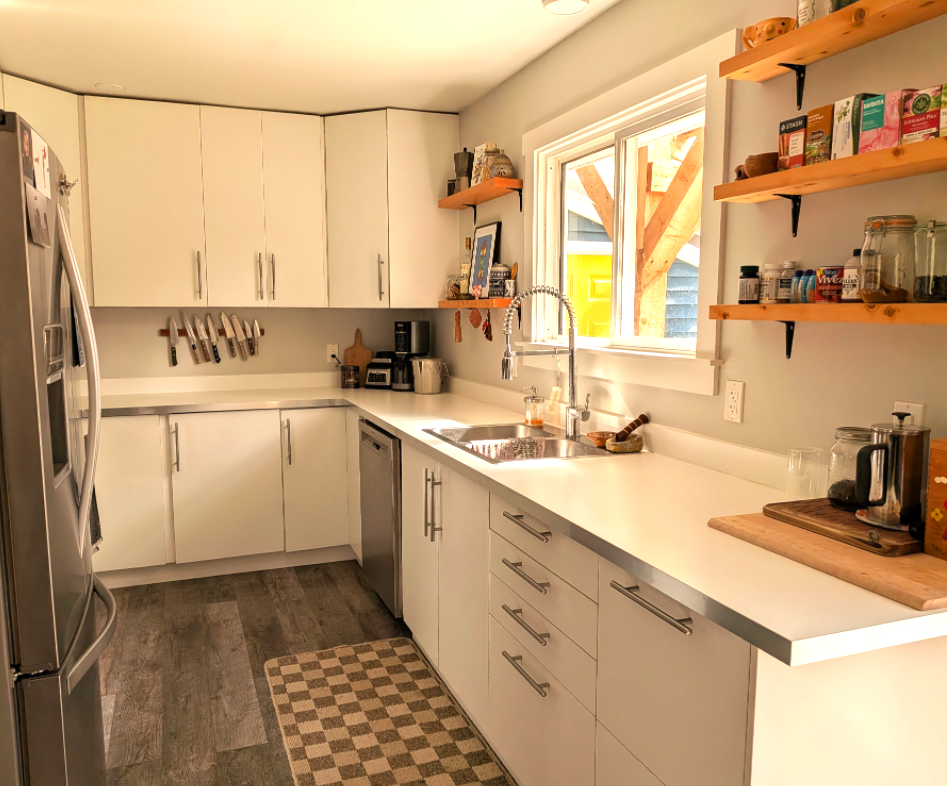 https://realestate.haidagwaiitrader.com/wp-content/uploads/Kitchen3.png